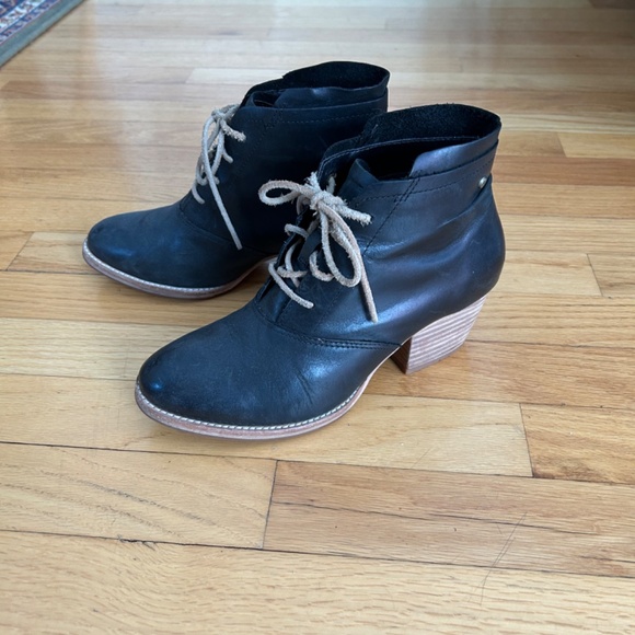 Stylish Caterpillar Women's boots - Picture 3 of 9